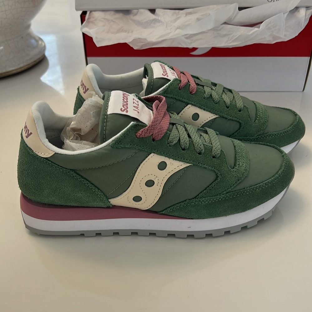 Saucony Jazz Original Women’s Sneaker. Emerald/Cream. 7.5 women’s.